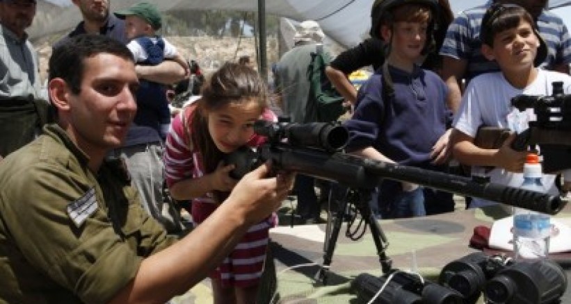 الاحتلال يدرب الأطفال على إطلاق "النار"