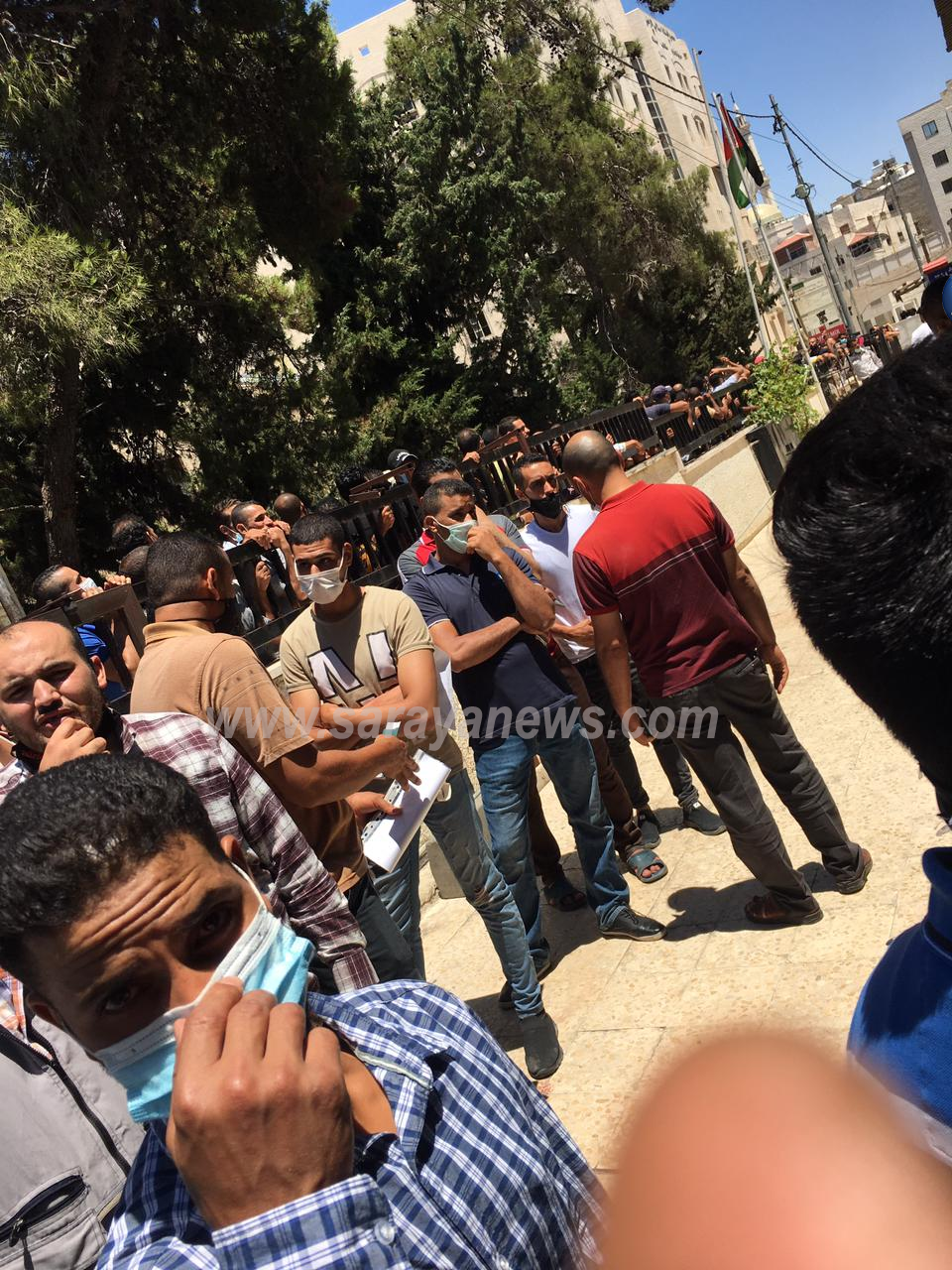 بالفيديو  ..  اكتظاظ أمام مركز صحي الجاردنز ولا تباعد ولا إجراءات سلامة عامة 