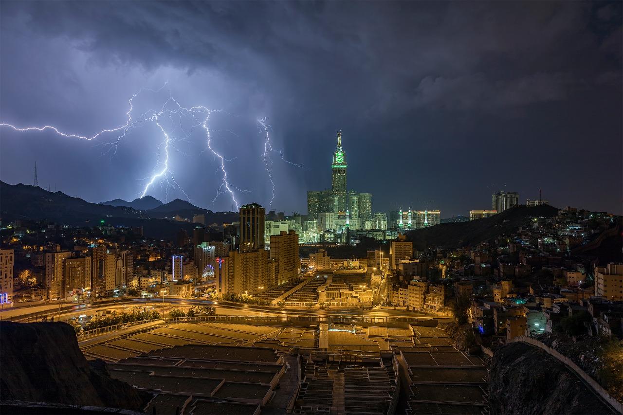 صور بديعة للبرق حول الكعبة تخطف الأنظار