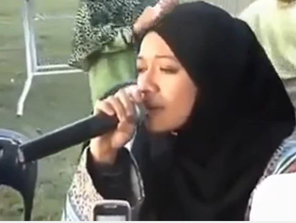 بالفيديو  ..  الفتاة التي ابهرت الملايين  بتقليدها للشيخ عبد الباسط عبد الصمد