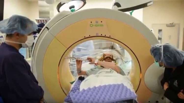 بالفيديو .. سيدة تعزف أثناء خضوعها لعملية معقدة في الدماغ 