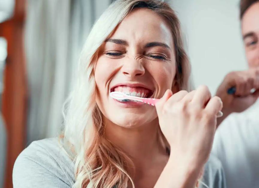 لماذا ينصح بتنظيف الأسنان قبل الإفطار؟  