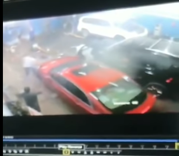 “بالفيديو” إمرأة تفقد السيطرة على سيارتها داخل ورشة الصيانة 