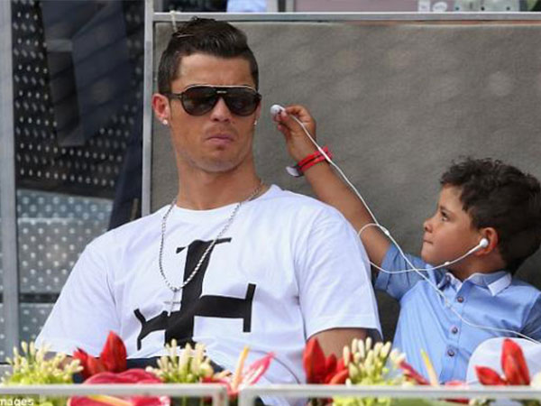 بالصور  .. كريستيانو رونالدو وابنه يشاهدان مباراة تنس لنادال