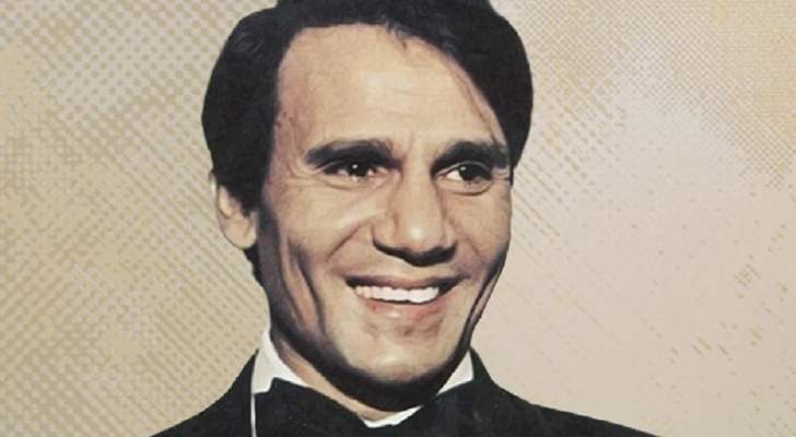 صور قديمة ونادرة للراحل عبد الحليم حافظ إلى جانب سيارته