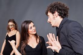 .شو بتنصحوني .. اعمل متل ما بتعمل ولا اقطع العلاقة معها نهائيا