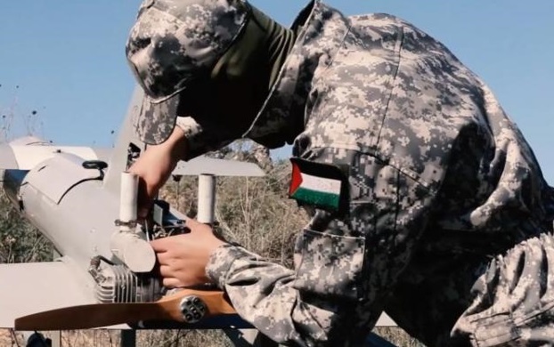 بالفيديو ..   القسـ ام تكشف عن طائرة "الزواري" المسيّرة وتنشر مشاهد لتنفيذها طلعات رصدٍ واستطلاع لأهداف ومواقع الاحـ تلال 