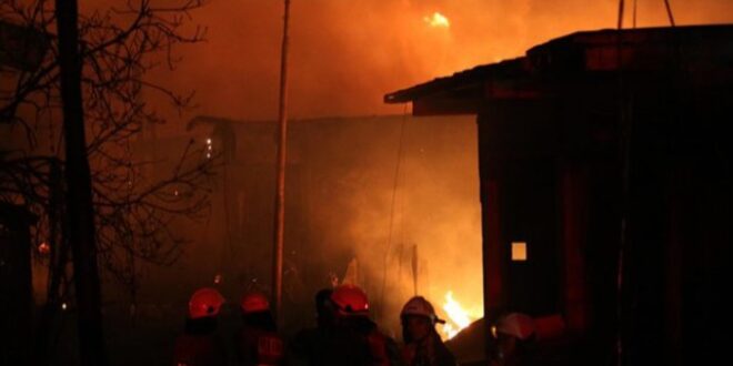 مقتل 17 شخصا جراء حريق بمستودع وقود في إندونيسيا