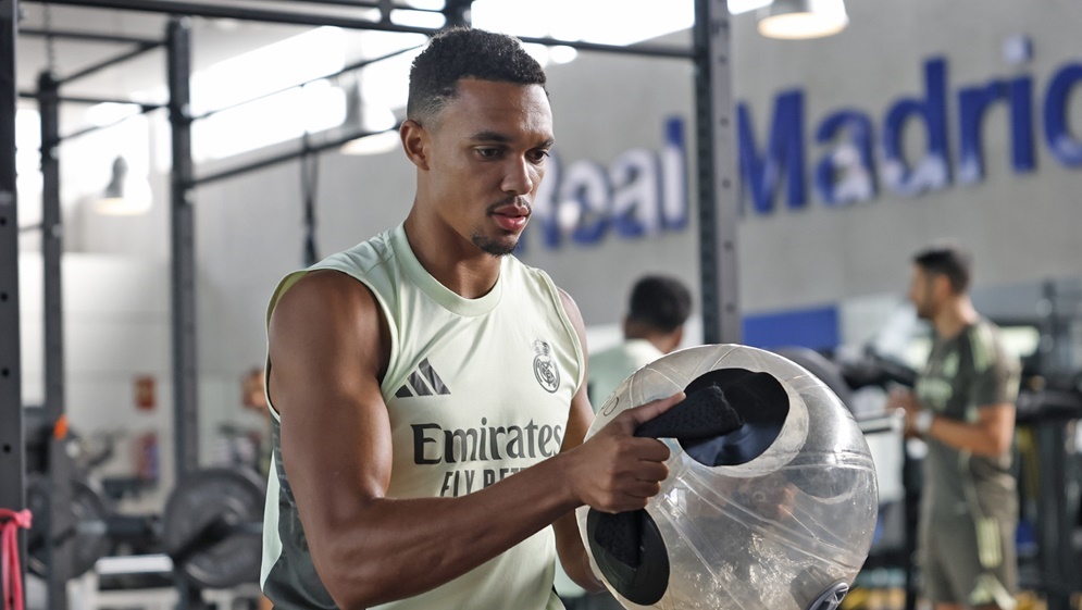 لاعب الريال أرنولد يفكر في العودة إلى إنجلترا