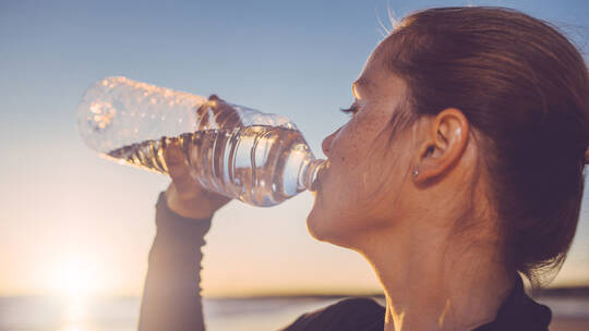 من ضباب الدماغ إلى الإفراط في تناول الطعام ..  ماذا يحدث عندما لا تشرب ما يكفي من الماء؟