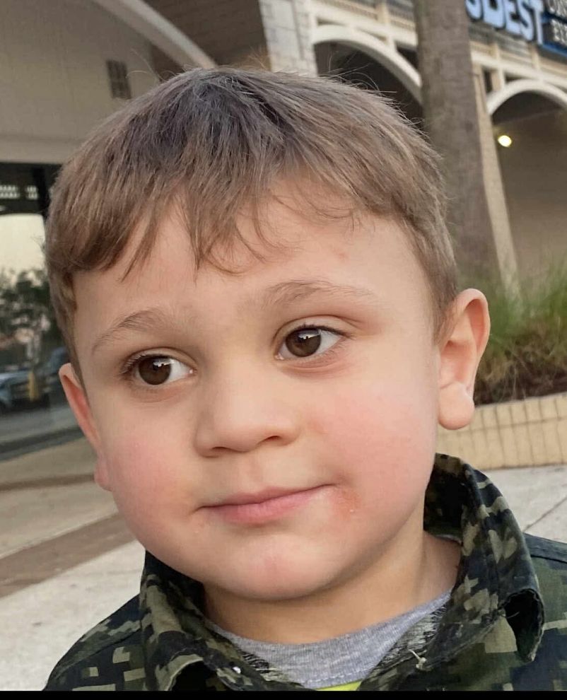 الطفل عون باسم خطايبه يطفىء الشمعه الرابعه … عيد ميلاد سعيد