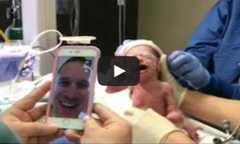 بالفيديو  ..  جندي أمريكي يتابع ولادة زوجته عبر الإنترنت 