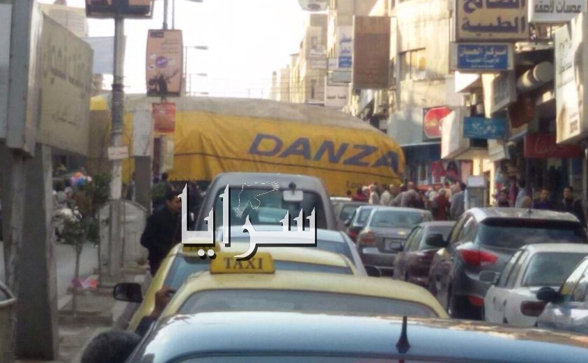 بالصور  ..  شاحنة كبيرة تغلق شارع السعادة بالزرقاء 