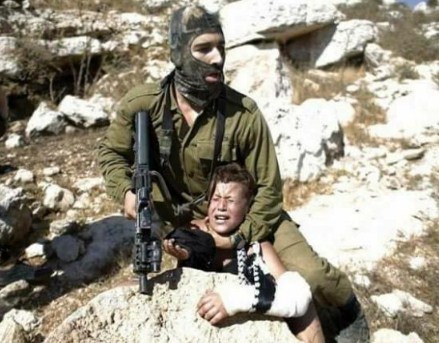 بالفيديو  ..  جندي اسرائيلي ينهال بالضرب بشكل وحشي على طفل فلسطيني 