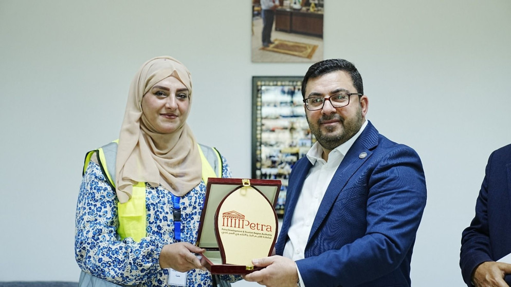 تكريم عاملين في "سلطة البترا" عثروا على مفقودات بقيمة 100 ألف دينار