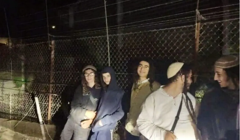 مستوطنون يربطون أنفسهم بالسياج الحدودي مع سوريا
