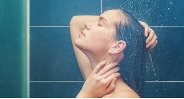 الاستحمام بالماء البارد وتأثيره على صحة القلب ..  فوائد اغتنمها ومخاطر تجنبها