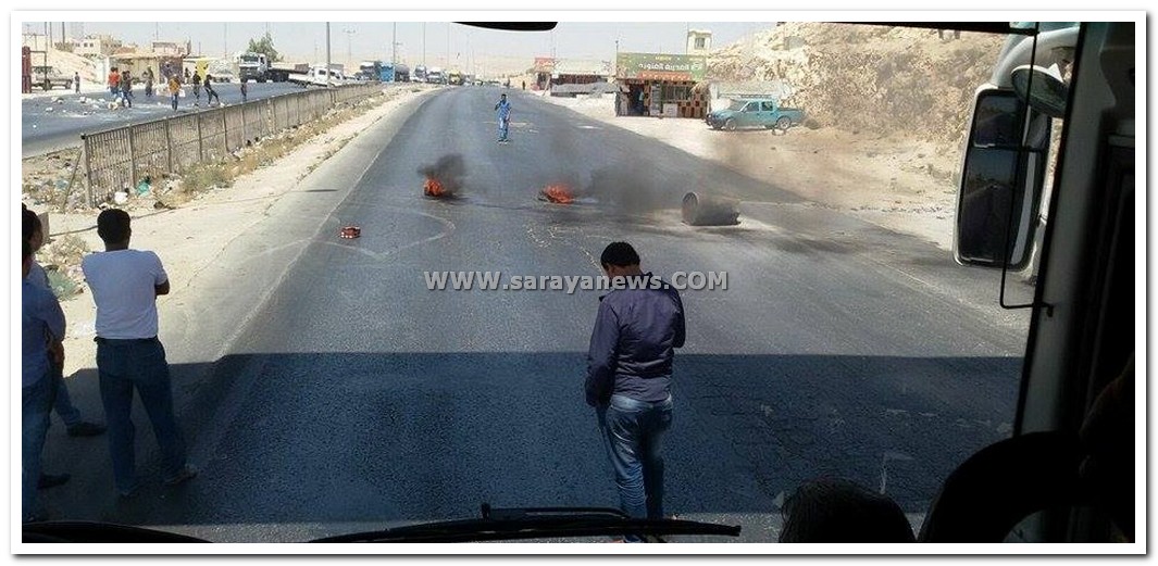 محتجون يغلقون شارع ضبعة بالحجارة والاطارات المشتعلة إحتجاجاً على إزالة الأكشاك