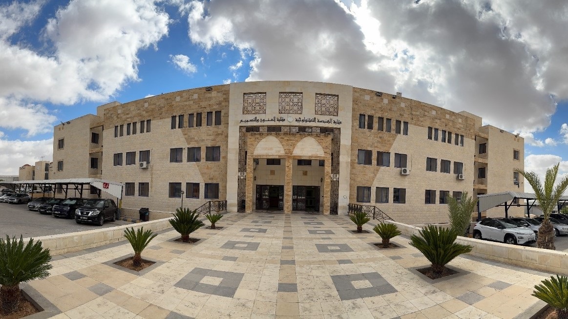 "هندسة الزرقاء" تشارك في تقييم مشاريع تخرّج بجامعة الإسراء