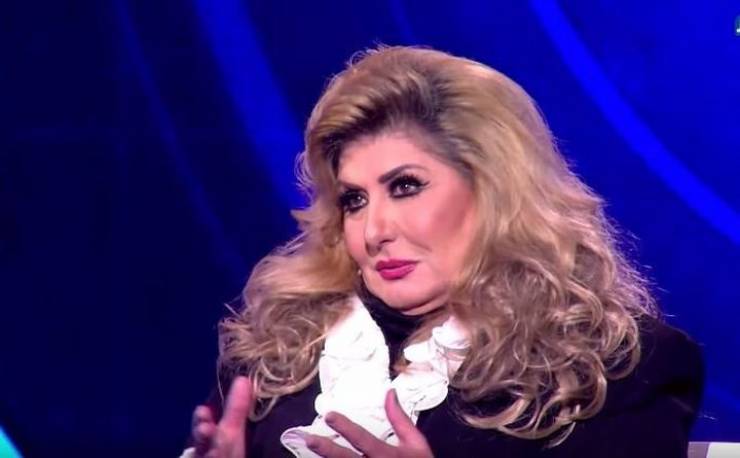 الفنانة سهير رمزي تفقد الوعي خلال جنازة محمود ياسين  ..  صور 