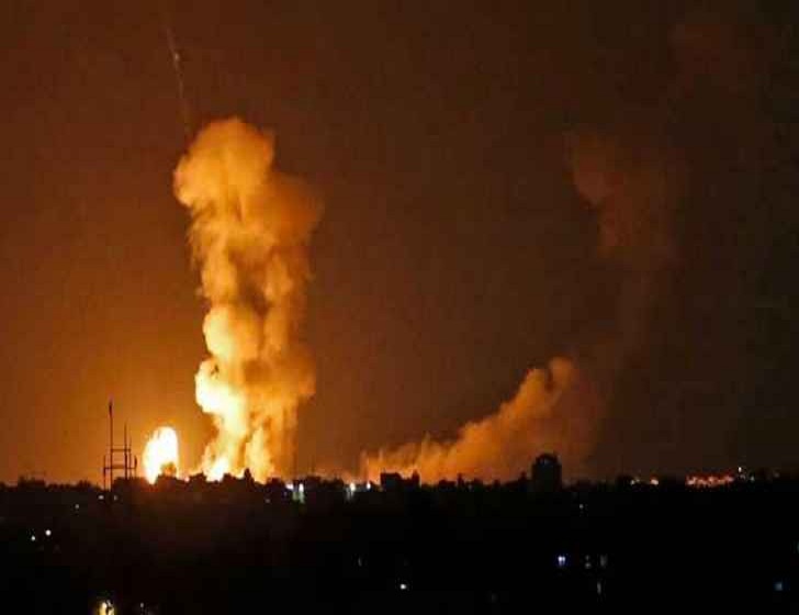 الاحتلال يقصف غزة بعد سقوط صاروخ في بئر السبع