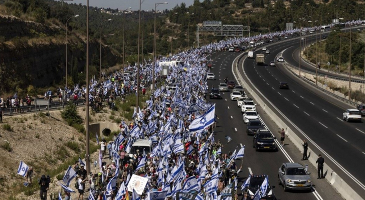 آلاف المستوطنين يتظاهرون ضد تعديلات نتنياهو القضائية