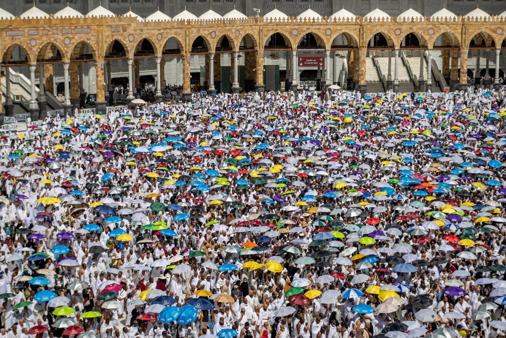 حجاج بيت الله الحرام يؤدّون طواف الإفاضة