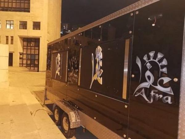بالفيديو ..  تكسير اول مركبة طعام متنقلة في عمان