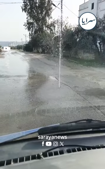 بالفيديو ..  تسرّب مياه يحوّل شارعًا في بني كنانة إلى نافورة ويثير استياء المواطنين 