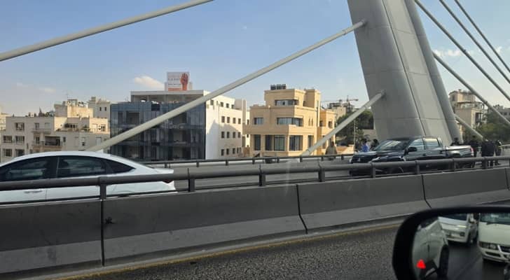 الأمن العام يحبط محاولة انتحار شخص من أعلى جسر عبدون في العاصمة عمان