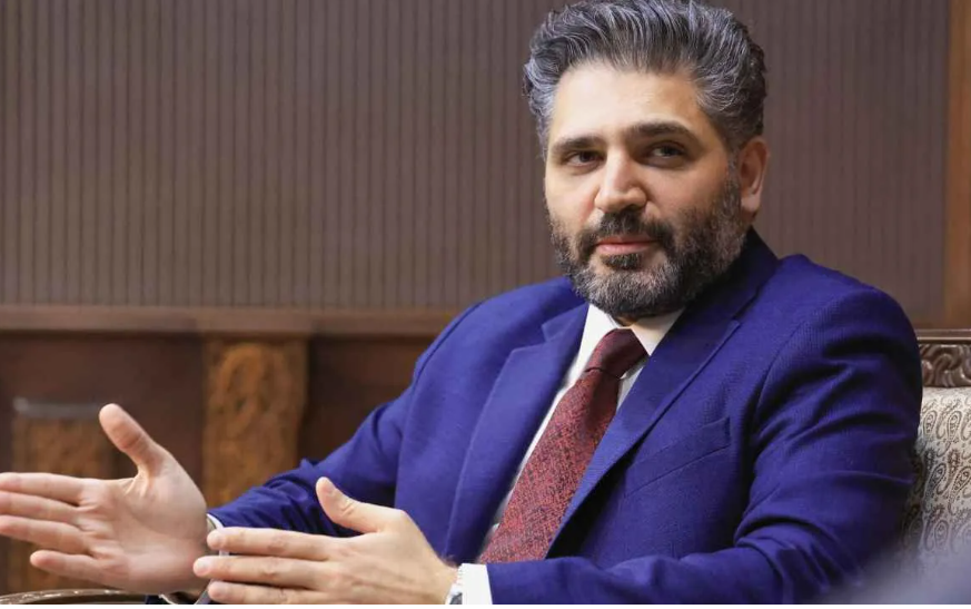 وزير الثقافة السوري يحسم الجدل: لا مسرح لمن مدح الأسد ..  والاعتذار للشعب أولا