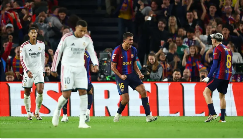 رودري ينفجر غضباً أمام لاعبي برشلونة ..  "لن تفوزوا بالبطولات"
