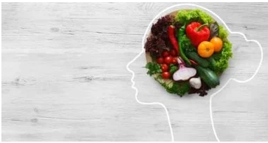 لمن تجاوزوا الأربعين: أطعمة أساسية لتعزيز صحة الدماغ