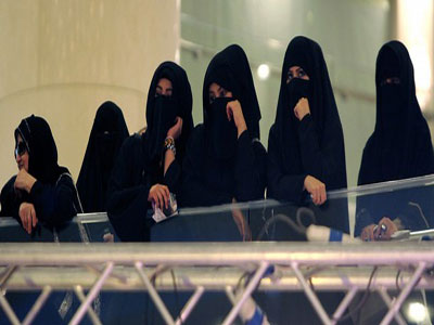 معركة شرسة بين 3 كويتيات والسبب طاولة في مطعم
