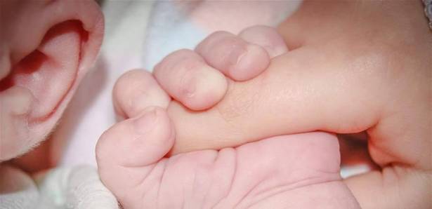 التعرّض لدخان التبغ أثناء الحمل يزيد فرص إصابة المواليد بضعف السمع