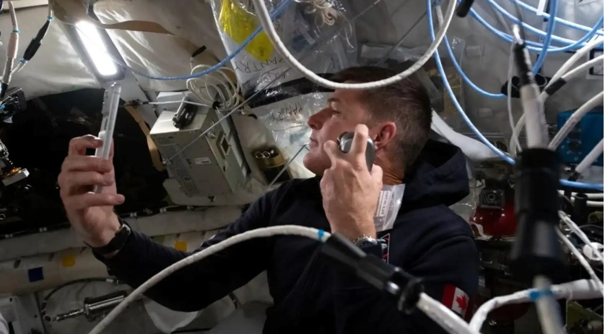 من الأرض إلى القمر ..  قدرات آيفون تصل للفضاء  