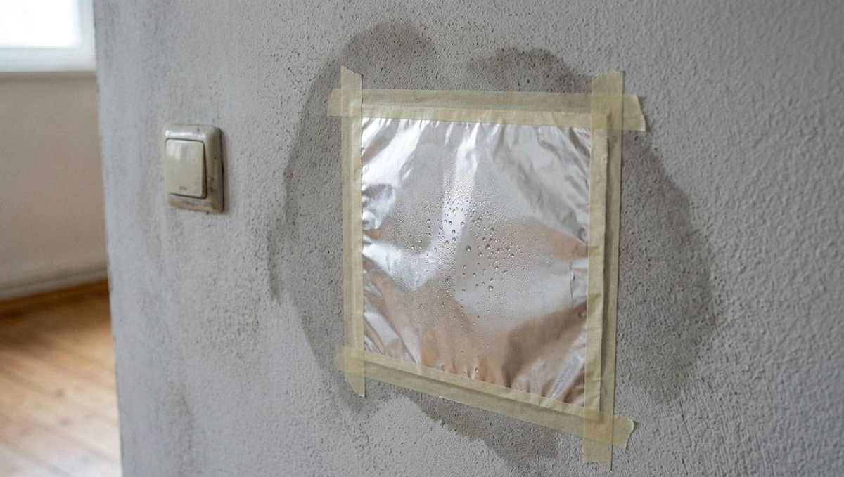 اختبار بسيط يكشف الرطوبة في منزلك بسرعة مذهلة