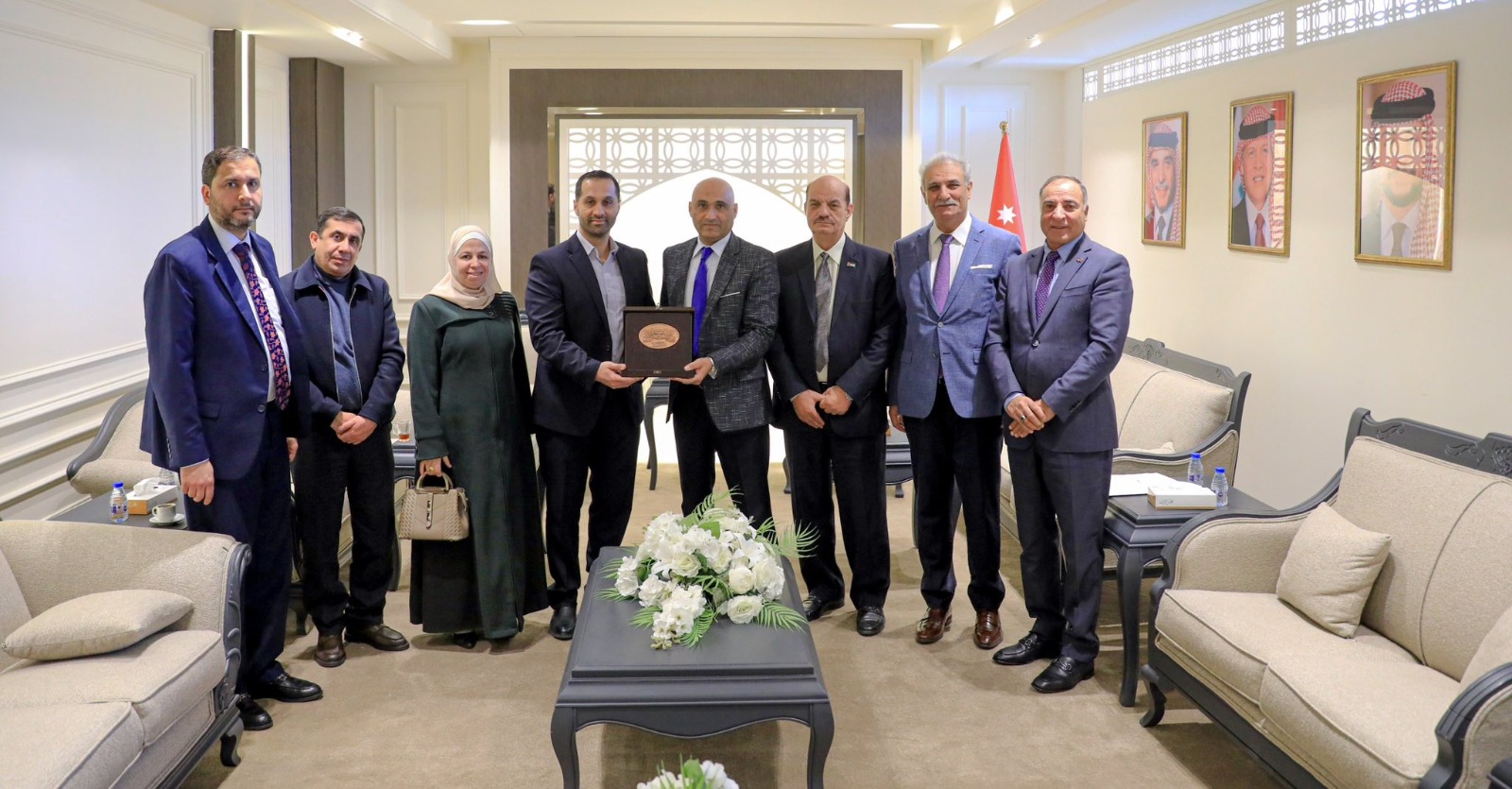 "الصحة  النيابية" "تكرّم الدكتور عامر وريكات تقديراً لجهوده الإنسانية