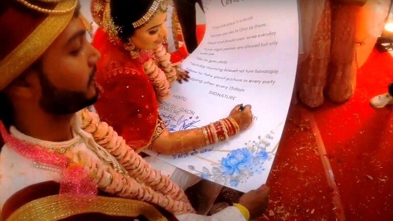 عروسان هنديان يتعهدان بشروط "غريبة" في عقد زواجهما 