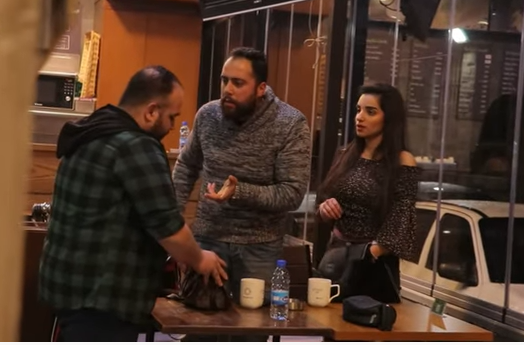 عفواً أستاذ بس البنت يلي كانت قاعدة معك مبارح نسيت هي الشنتة