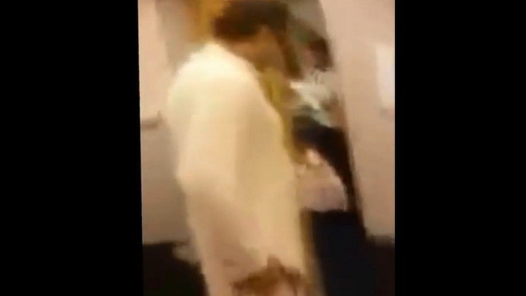 فيديو ..  ركاب طائرة يطردون وزيرا في باكستان