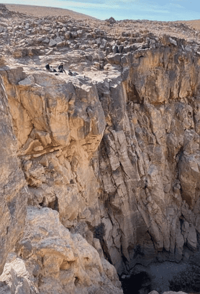  الدفاع المدني ينقذ شخصا سقط عن مقطع صخري بمنطقة البحر الميت 
