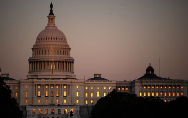 واشنطن تعاقب 35 فردا وكيانا لمساعدتهم إيران