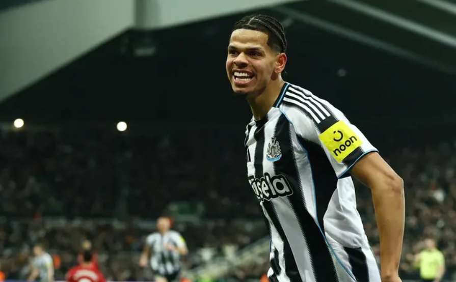 الدوري الإنجليزي ..  نيوكاسل يصعق مانشستر يونايتد بعشرة لاعبين