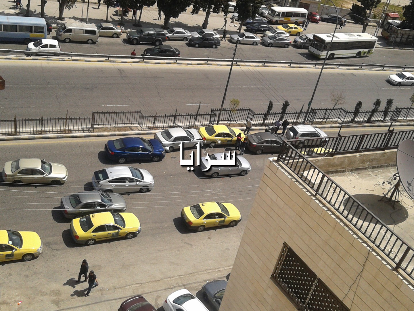 بالصور  ..  حادث سير في  شارع الجامعة الاردنيه