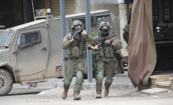 استشهاد فلسطيني وإحراق منزل بنيران الاحتلال بالضفة الغربية