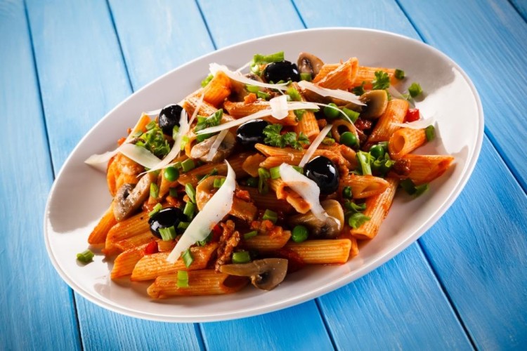 مكرونة بيني بصلصة الطماطم والزيتون والريحان