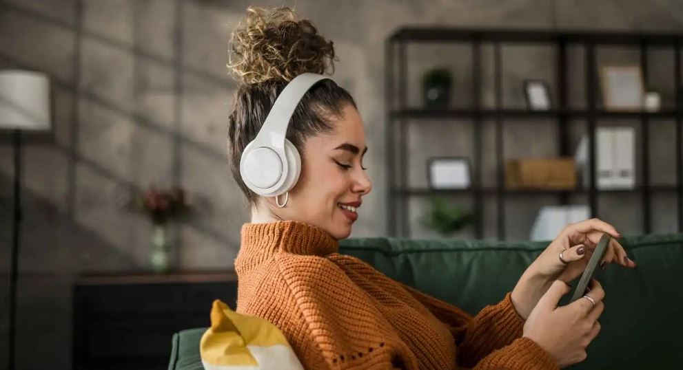 تضعها قرب رأسك يومياً ..  هل تسبب سماعات الأذن السرطان؟   