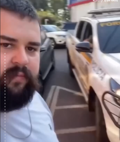بالفيديو ..  شخص يبدع في تقليد أصوات سيارات الشرطة ويرعب سائقي الدرجات