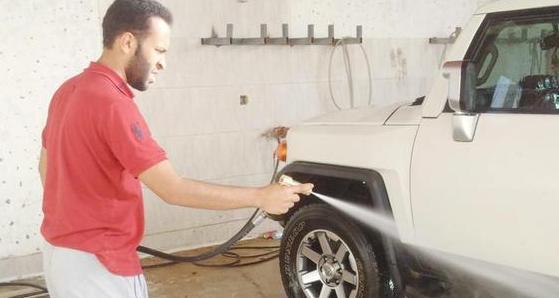 طالب جامعي يعمل في غسل السيارات بعد فشله في الحصول على وظيفة